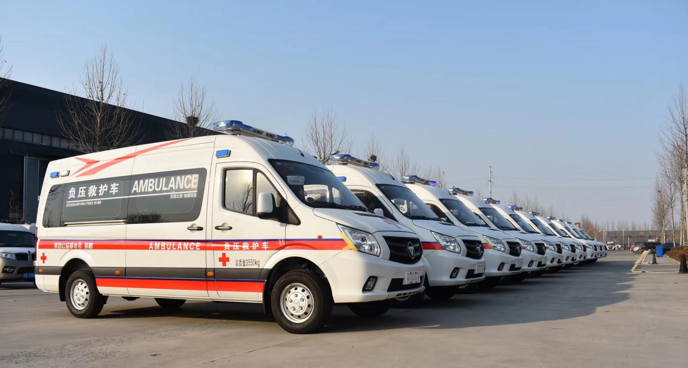 1月1日,美团公益基金会捐赠的10辆负压救护车发车前往西安.