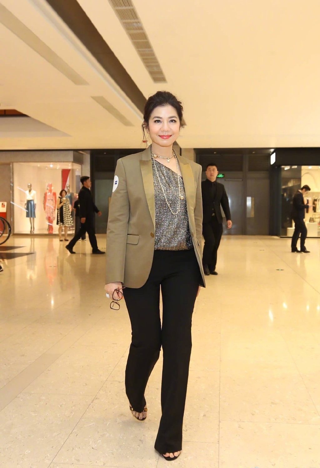 钟楚红新年第一天爬山穿运动服配黑裤子落落大方气质优雅