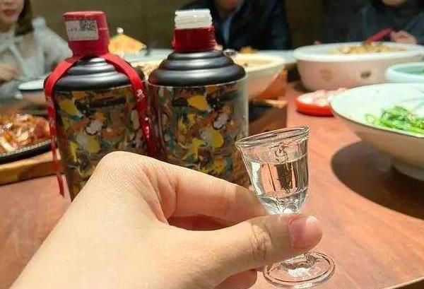 每天坚持一杯喝白酒的人后来怎么样了医生告诉你大实话