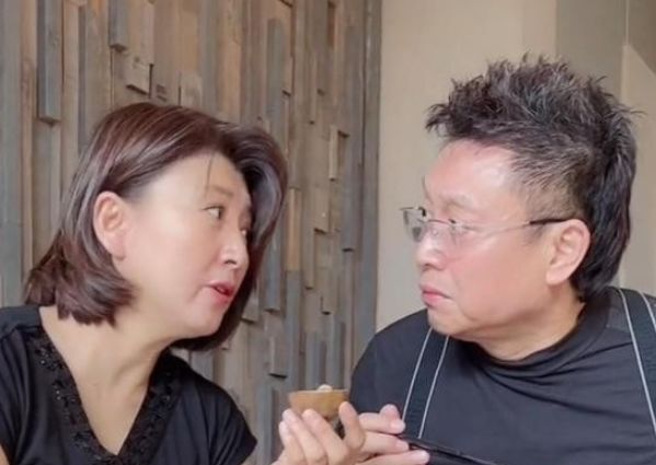 闫学晶和王为念聚餐,穿短裙显得很时尚,把王为念气到摔筷子|王为念|闫