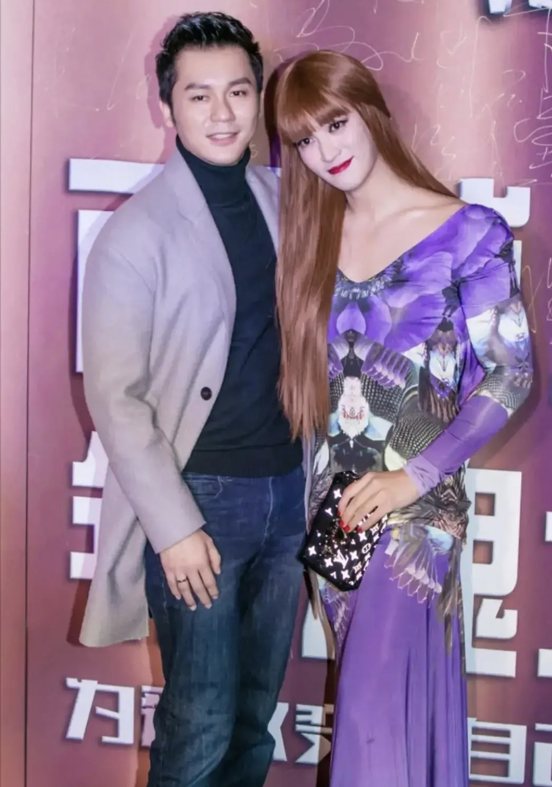 穿深v连衣裙靠在李晨怀里,媚态十足|女装|杜江|媚态_新浪新闻