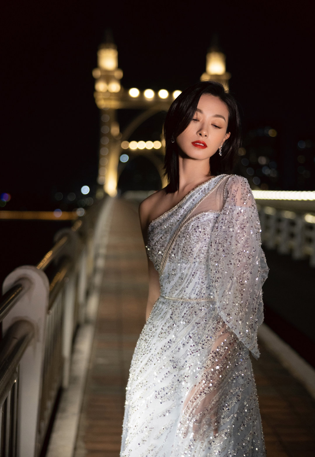 新年音乐会造型万茜身着浅蓝亮片斜肩长裙亮相新年音乐会