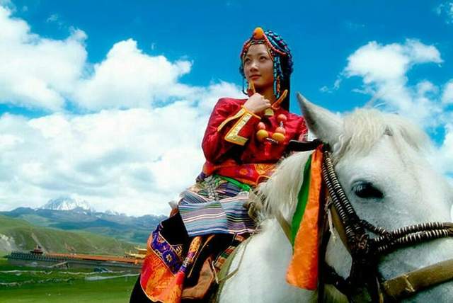 卓玛虽然不是歌手,但她美貌贤良,让王洛宾在青藏高原上引颈高歌,把那