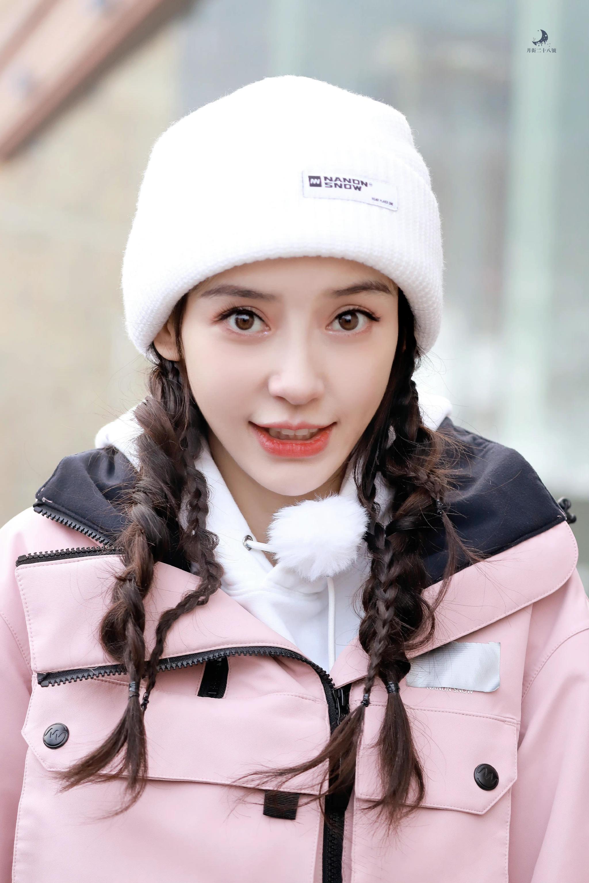 今日angelababy现身录制现场粉丝雪服搭配麻花辫青春活力