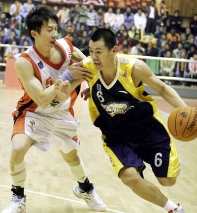 刘铁场上的拼命三郎与巩晓彬成路人现任南京同曦主教练