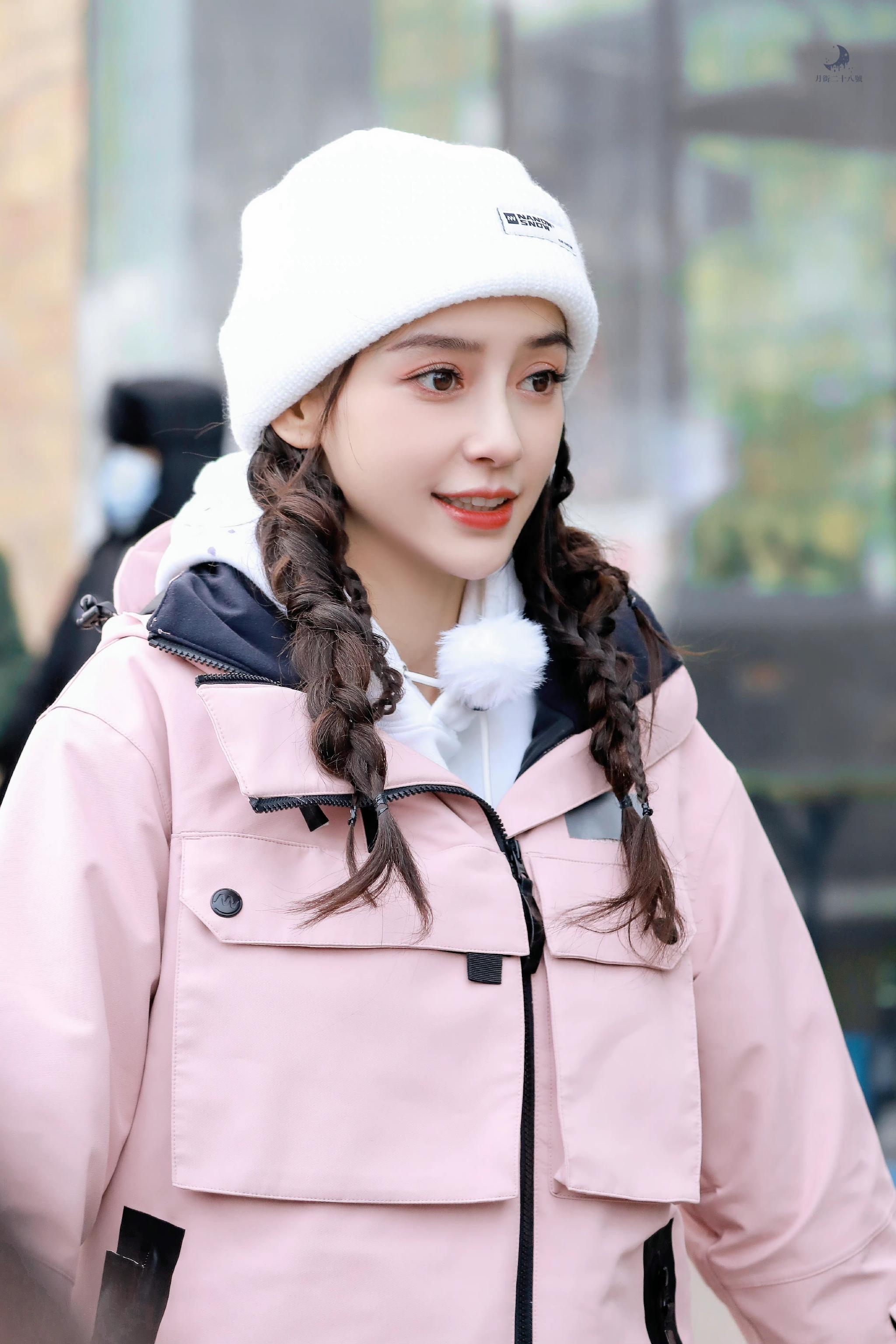 今日angelababy现身录制现场粉丝雪服搭配麻花辫青春活力