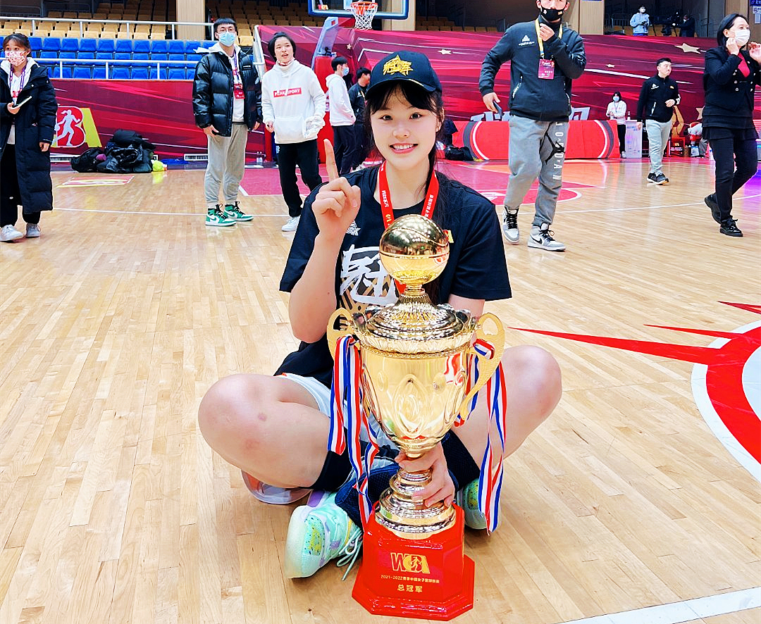 37分32篮板李月汝打爆总决赛中国女篮大魔王率队三连冠