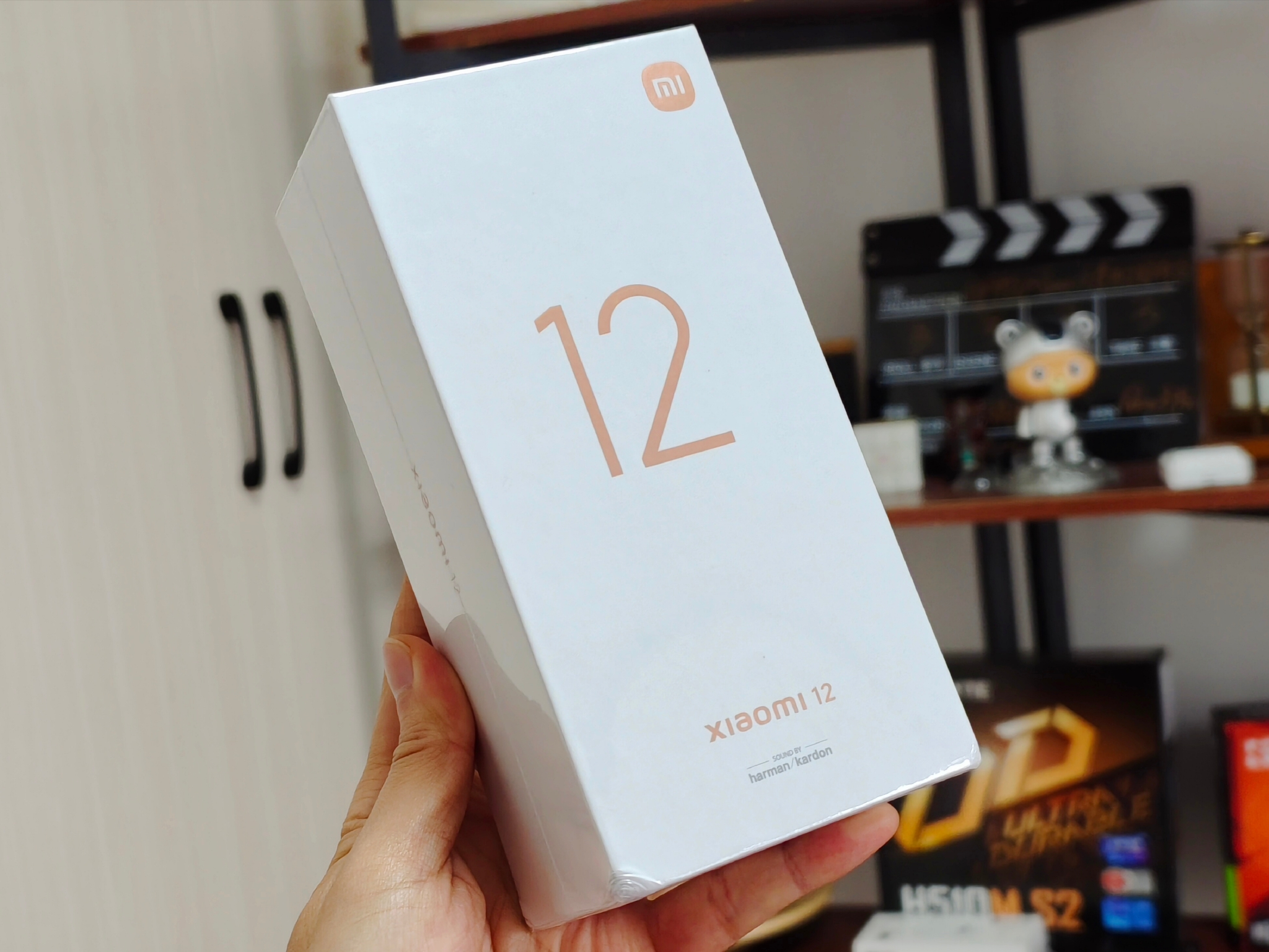 小米12到了看这厚厚的包装盒应该标配了充电头和数据线