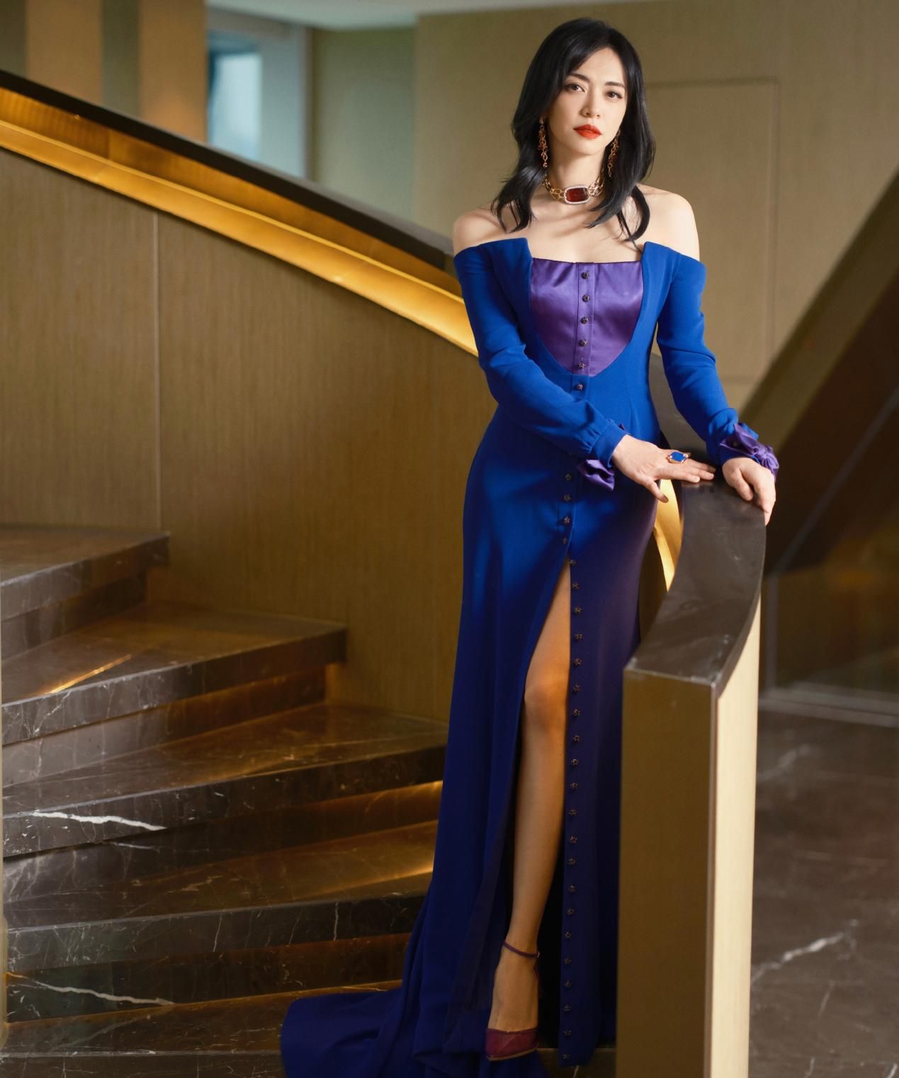 42岁的姚晨身材真好一袭克莱因蓝开叉长裙尽显摇曳生姿的曲线