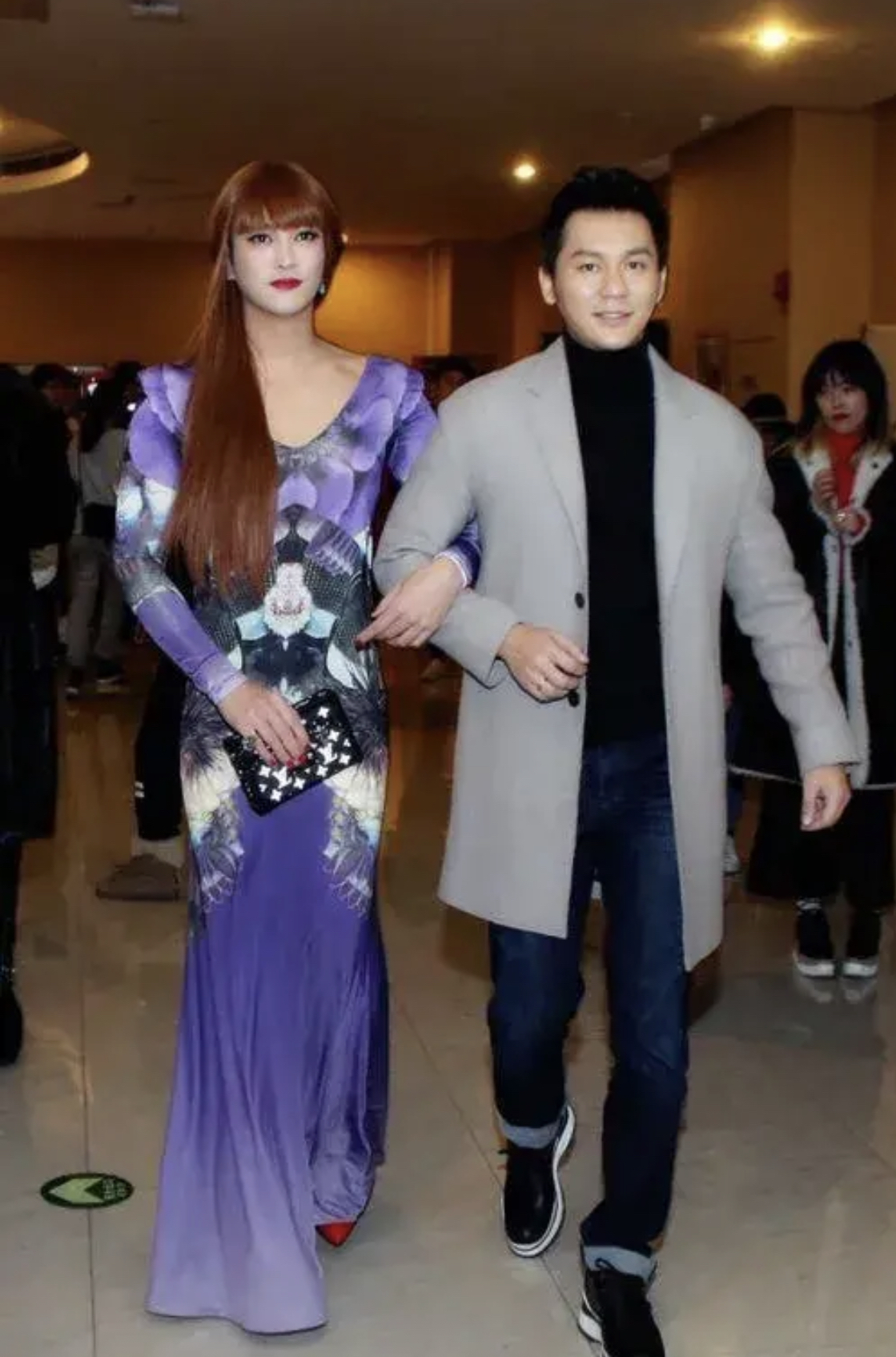 穿深v连衣裙靠在李晨怀里,媚态十足|女装|杜江|媚态_新浪新闻