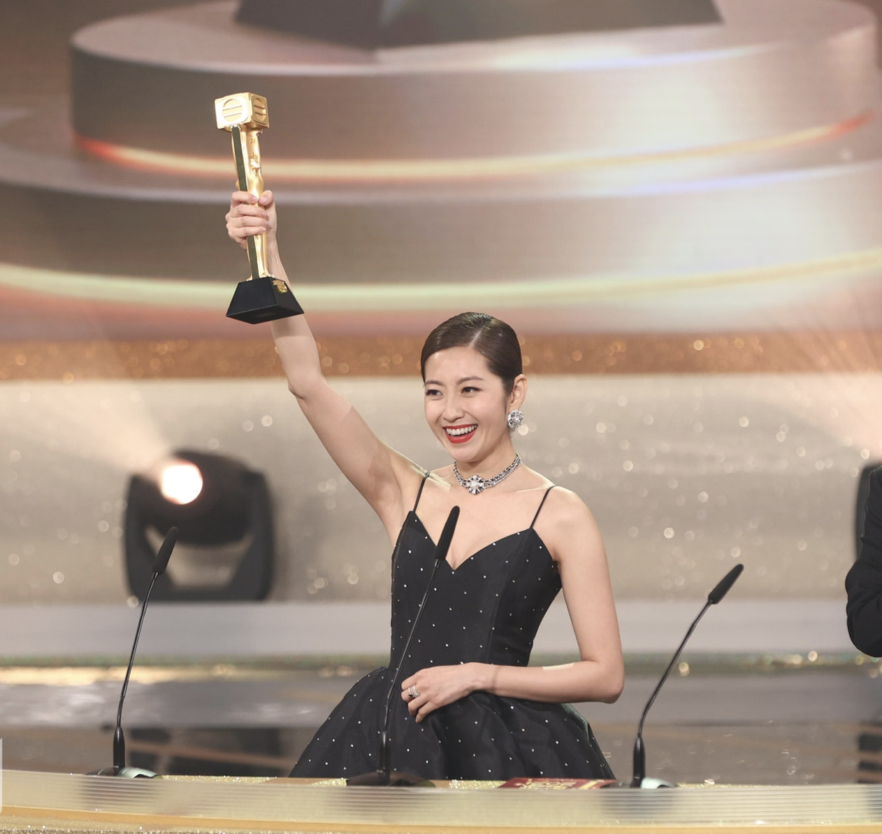 在颁奖礼台上,陈自瑶逐一感谢了很多人,包括tvb三大高层,包括让她夺奖