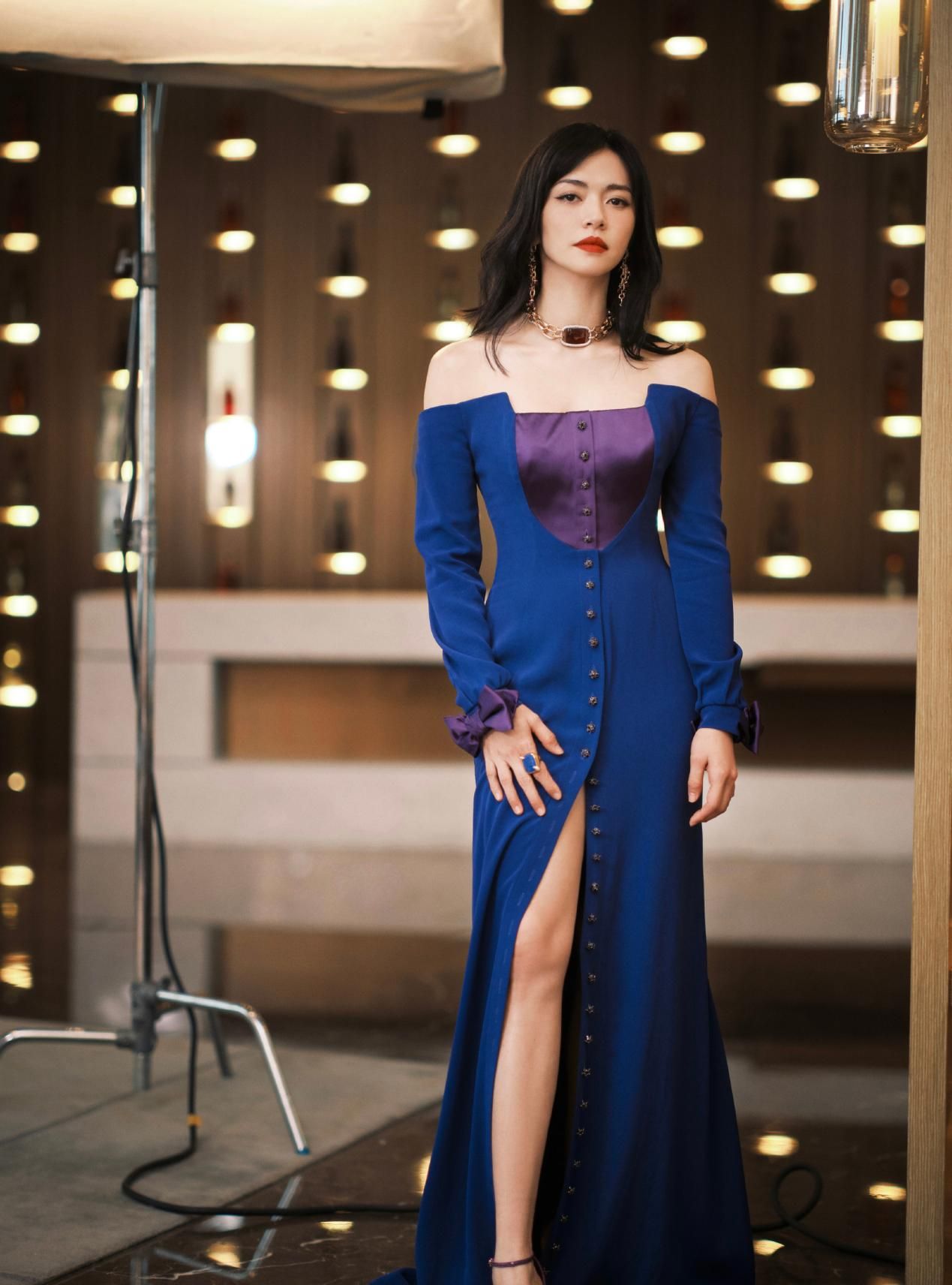 42岁的姚晨身材真好一袭克莱因蓝开叉长裙尽显摇曳生姿的曲线