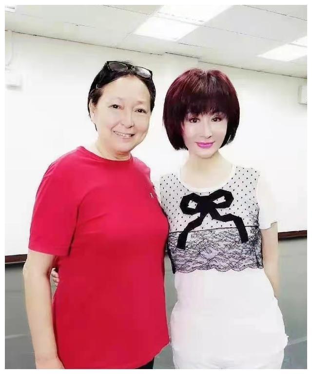 68岁台湾老戏骨领身份证,满脸自豪难掩兴奋,已定居内地落叶归|方芳