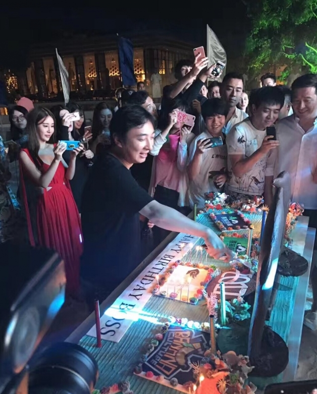 王思聪34岁生日派对豪华美女如云气氛火热现场一人拥5女