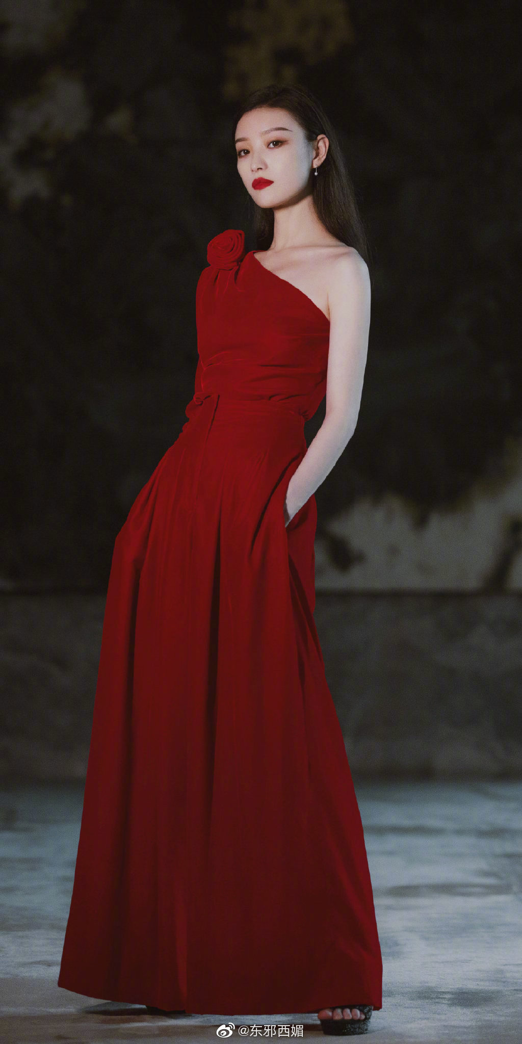 当女星穿上明艳热烈的红裙