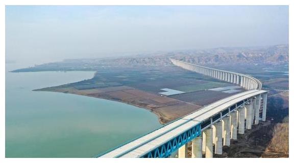 航拍蒙华铁路跨黄河双层大桥,桥体延绵至天际横卧黄河之上__财经头条