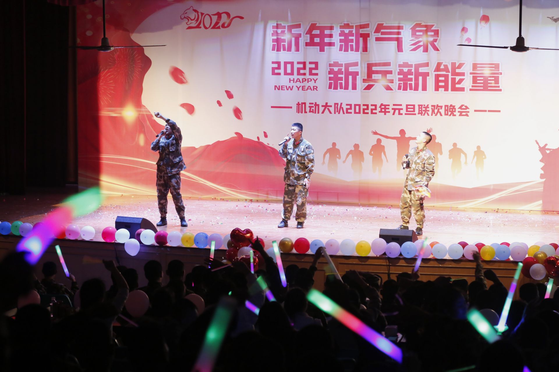 深圳武警官兵举办2022年元旦晚会