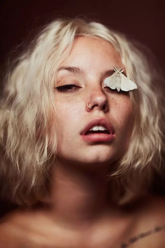 另外拍摄人物肖像也可以用大光圈拍摄特写,这个时候背景基本上是已经