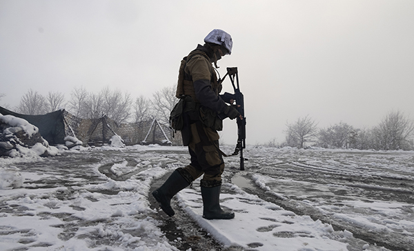 当地时间2021年12月7日，乌克兰顿涅茨克，乌克兰士兵在当地站岗。