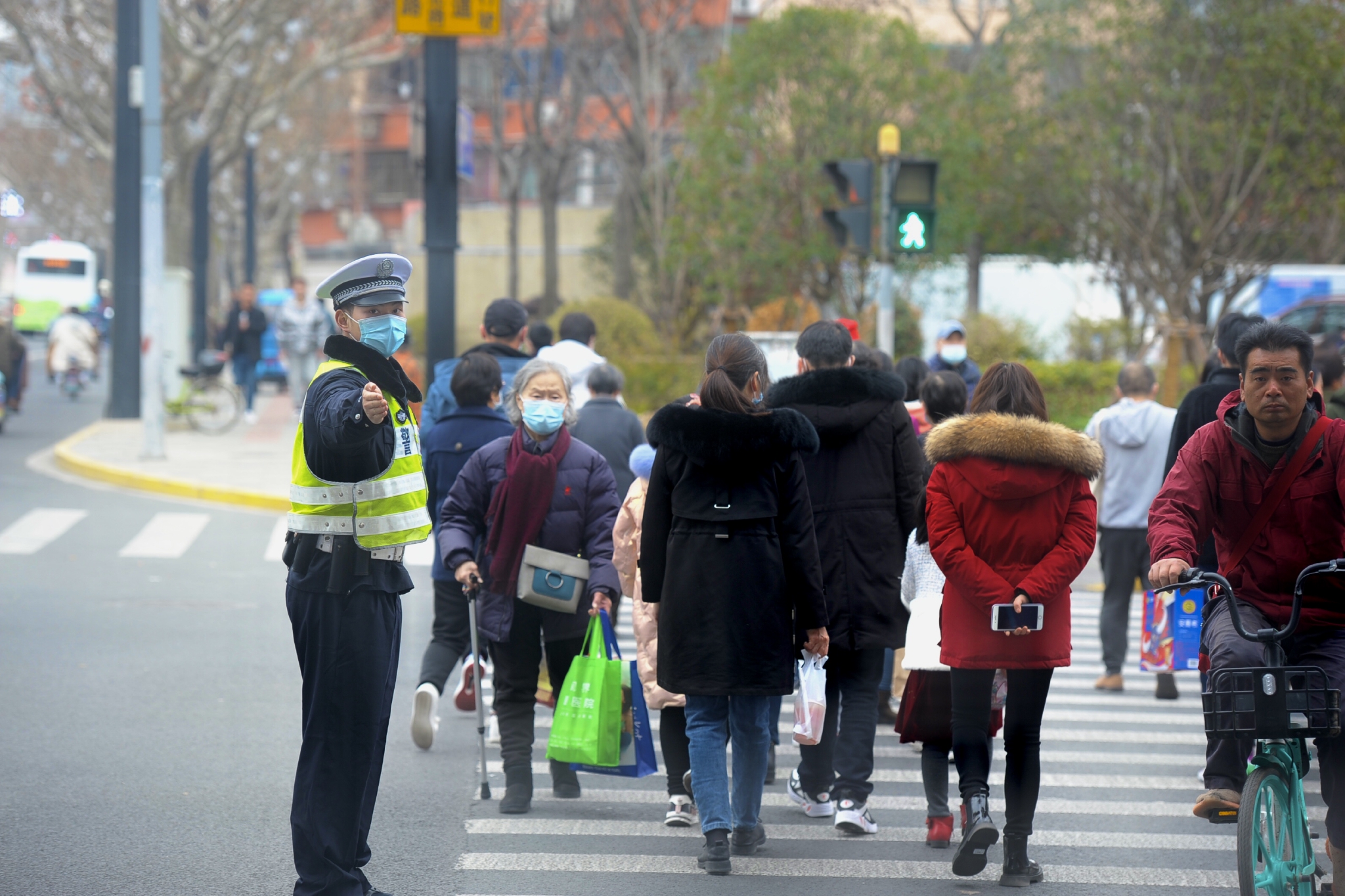 元旦假期前两日，普陀两大热门商圈人流持续高位，警方建议市民绿色出行休闲区蓝鸢梦想 - Www.slyday.coM