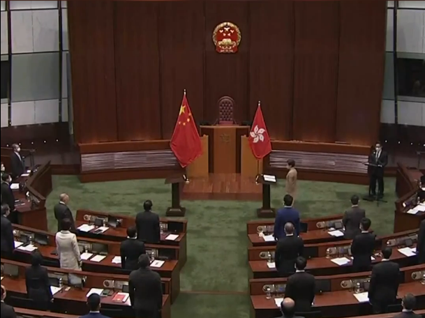 香港立法会议员宣誓的场地首次悬挂国徽