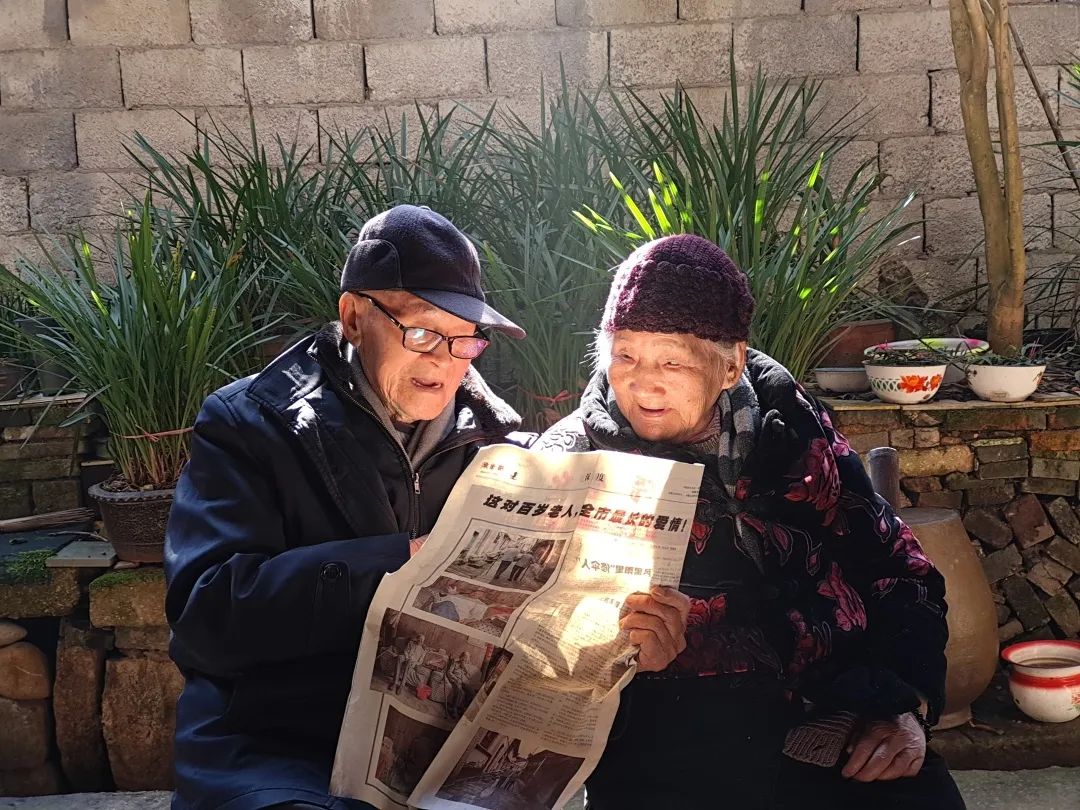 对夫妻,夫妻俩风风雨雨,互敬互爱,相爱如宾,谱写了一首甜蜜的爱情之歌