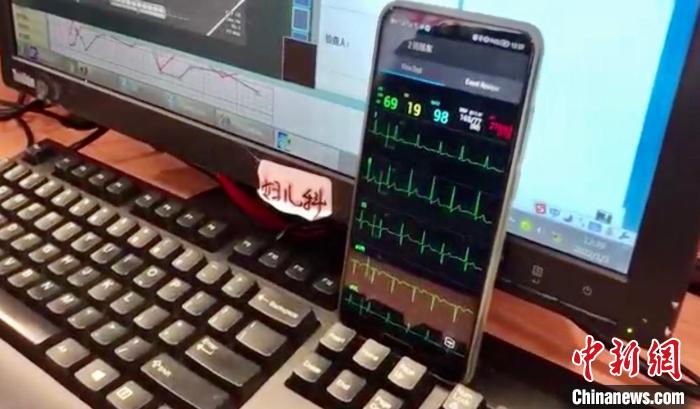通过手机端，对患者进行实时心电监护 俞晓鸣 供图