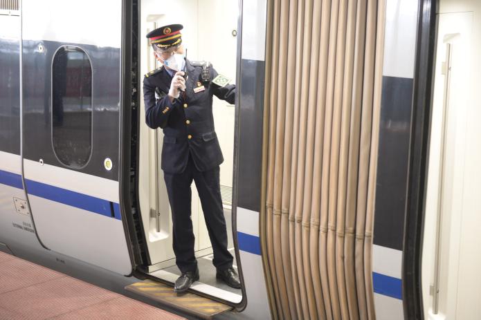 贵阳"铁三代"列车长刘蓄 连续5年在动车上过元旦 - 高铁男乘务员