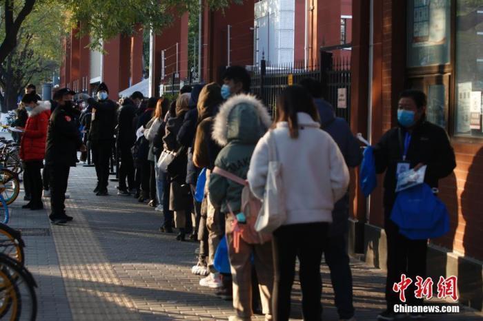 资料图:公务员笔试开考,工作人员在核验考生信息。 中新社记者 蒋启明 摄
