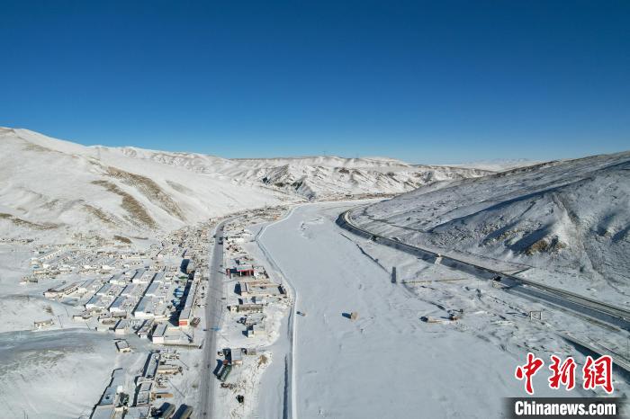 图为海拔4700多米的雁石坪镇。国网西藏电力有限公司 供图