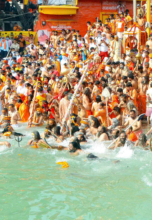 民众聚集在恒河岸边祈祷并下水沐浴,庆祝"大壶节"