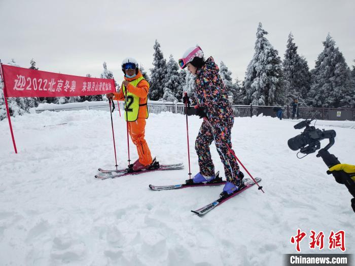 图为一名游客正在教练的指导下学习滑雪。李韵涵 摄