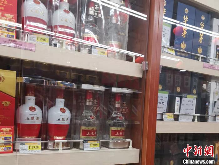 图为北京丰台区某超市内促销的白酒。 中新网记者 谢艺观 摄