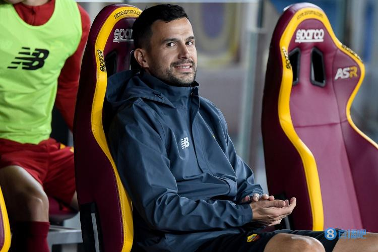 直播吧1月3日讯 据罗马当地记者弗拉维奥-塔索蒂报道,穆里尼奥的前