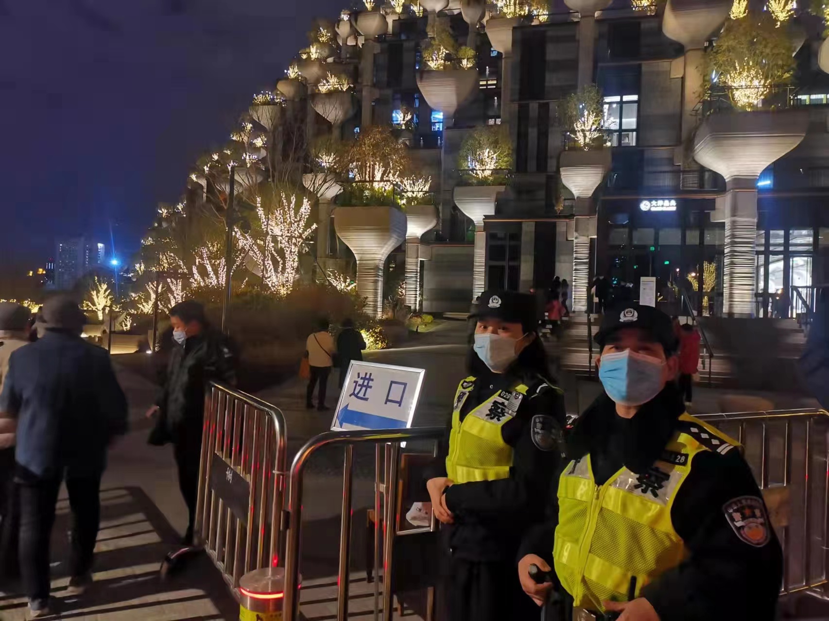 元旦假期前两日，普陀两大热门商圈人流持续高位，警方建议市民绿色出行休闲区蓝鸢梦想 - Www.slyday.coM