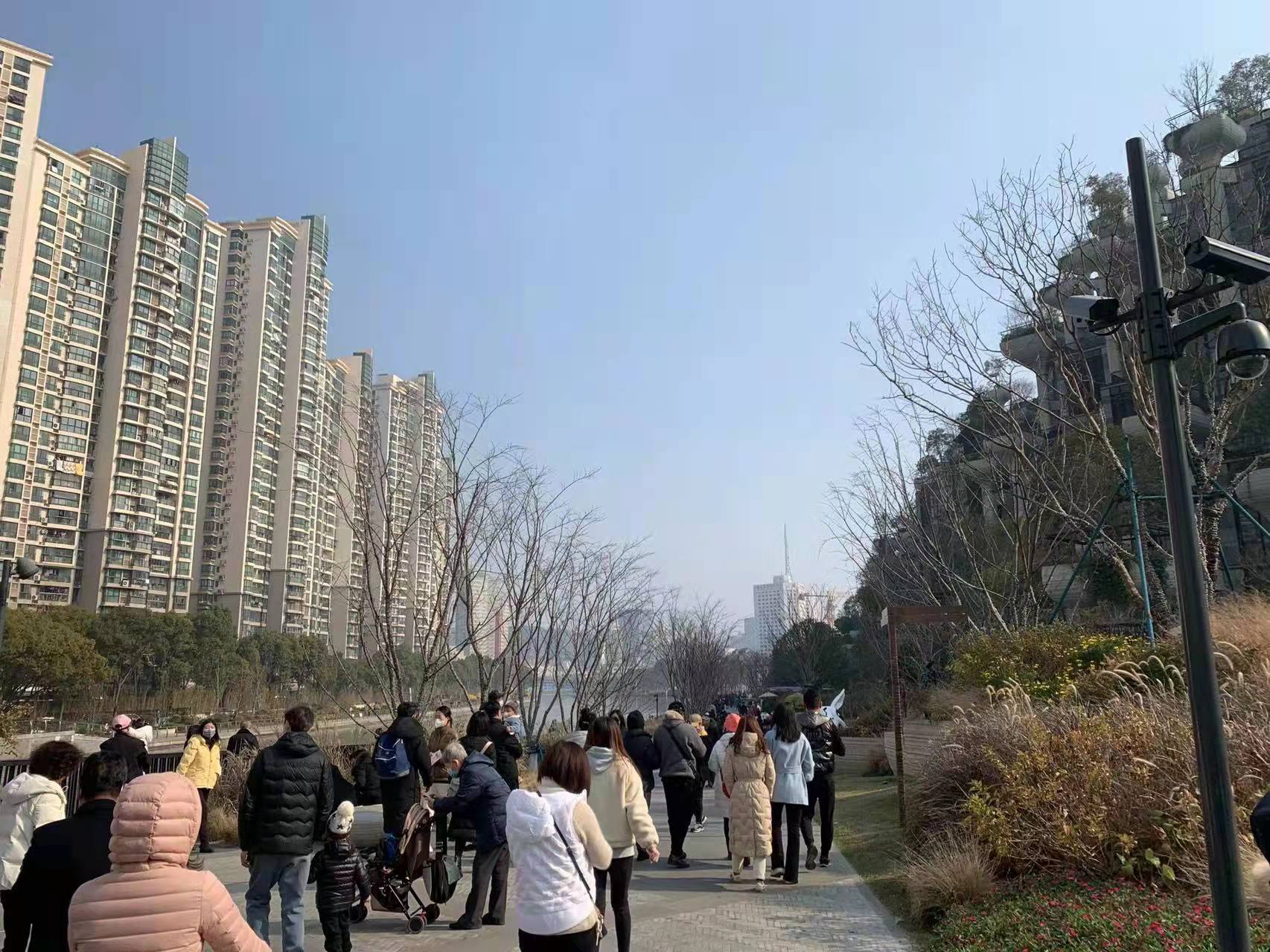 元旦假期前两日，普陀两大热门商圈人流持续高位，警方建议市民绿色出行休闲区蓝鸢梦想 - Www.slyday.coM