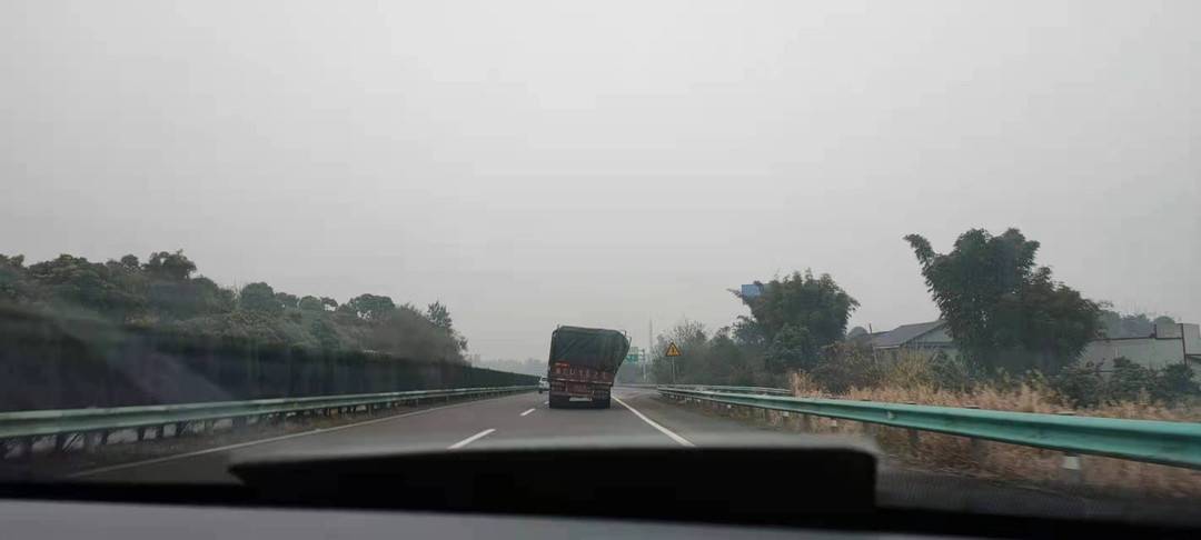 发现货车上30吨货物倾斜 四川高速公安警车一路尾随护送到服务区休闲区蓝鸢梦想 - Www.slyday.coM