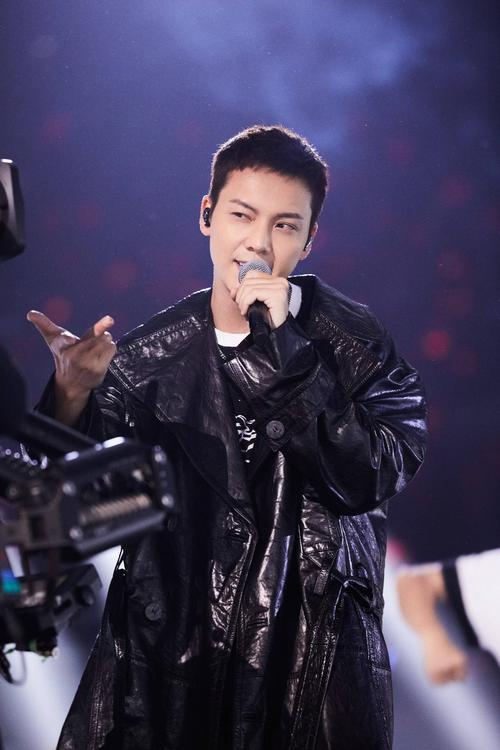 陈伟霆江苏卫视跨年演唱会架子鼓首秀带来新年新惊喜