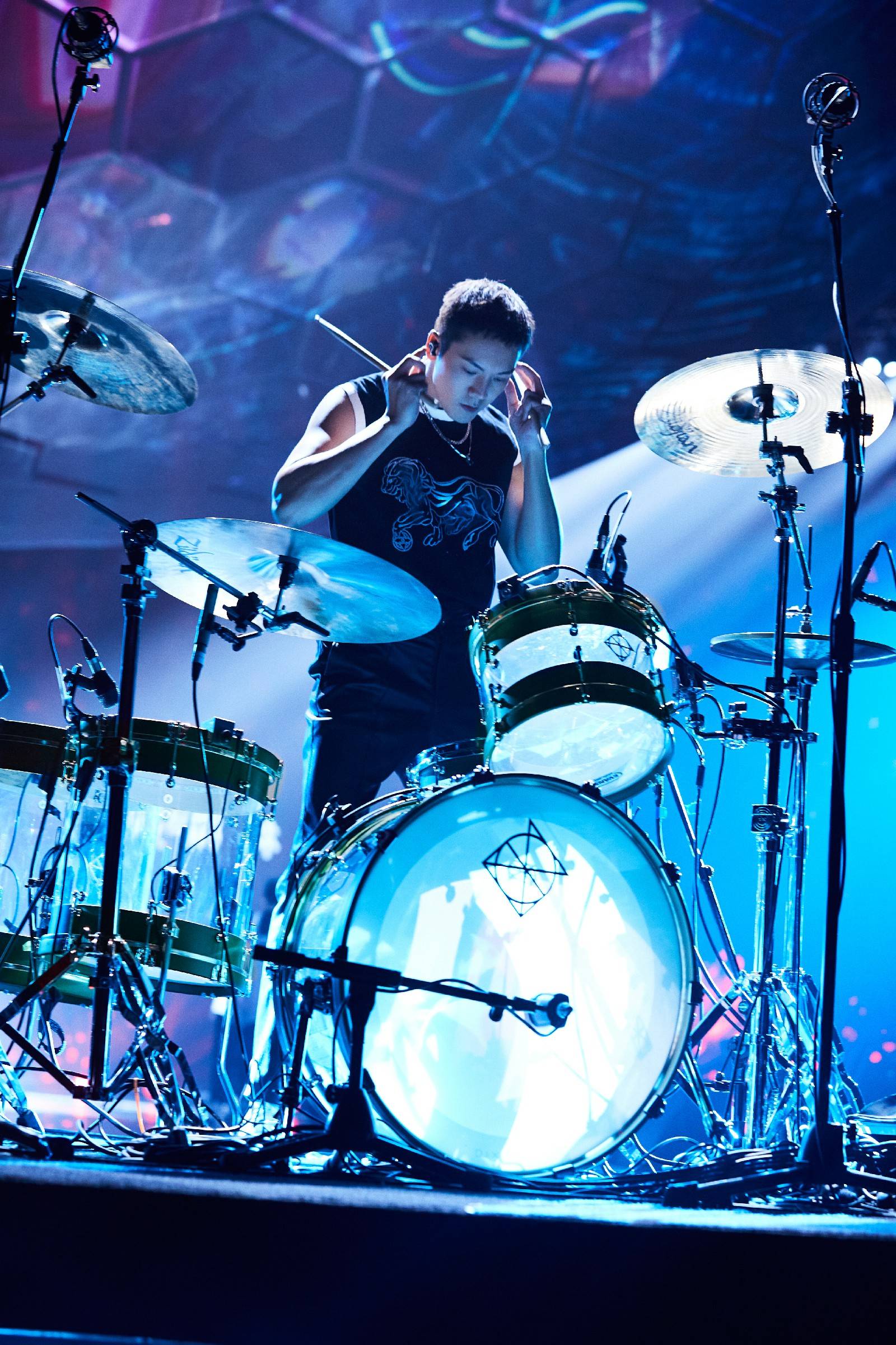 陈伟霆江苏卫视跨年演唱会架子鼓首秀带来新年新惊喜