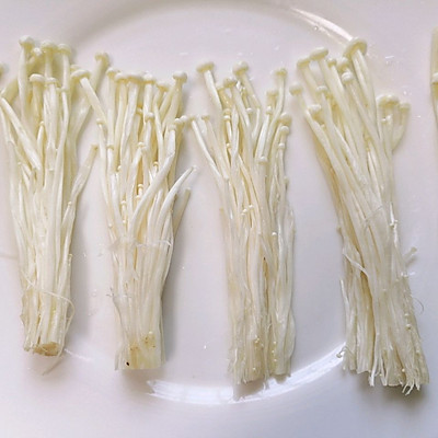 1,将金针菇根部切掉做法步骤牙签 适量大蒜苗 一根大蒜 两瓣油 适量盐
