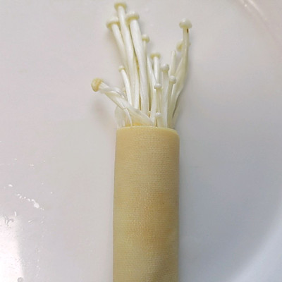 将金针菇根部切掉做法步骤牙签 适量大蒜苗 一根大蒜 两瓣油 适量盐