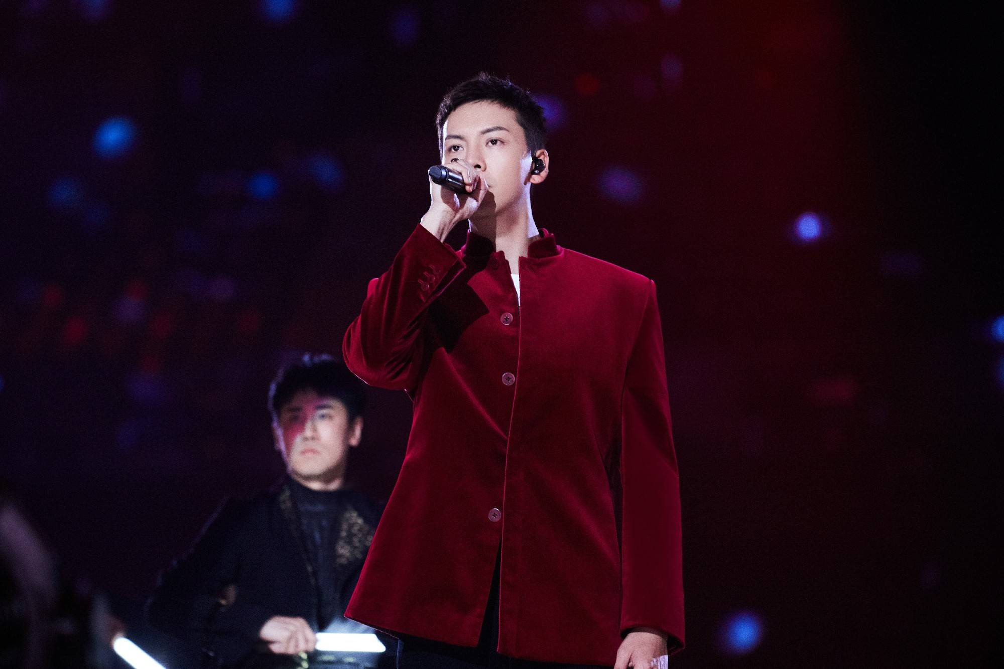 陈伟霆江苏卫视跨年演唱会架子鼓首秀带来新年新惊喜