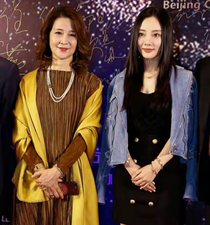 李小璐妈妈气质真好,穿羽绒服戴礼帽走机场,配条花丝巾还挺洋气|丝巾