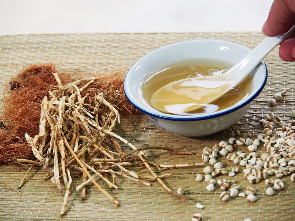 农村常见的茅草,挖它的根煮水厉害了!没想到价值这么高!__财经头条