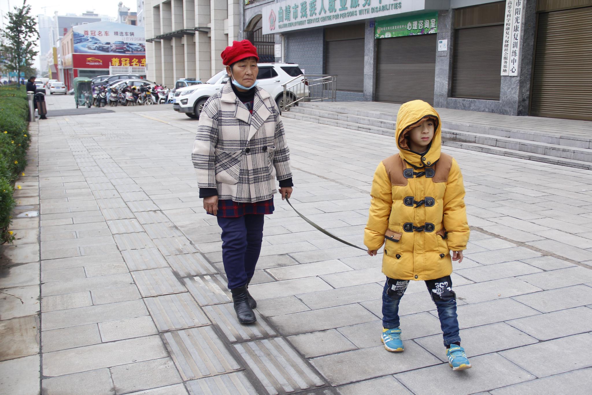 老人用绳子牵着8岁孙子走路被嘲讽栓猴背后原因令人感动