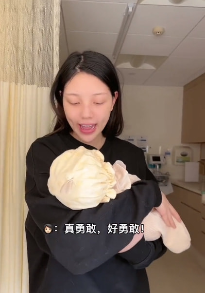 视频中,兜儿素颜出镜,将真实面貌展露无疑.