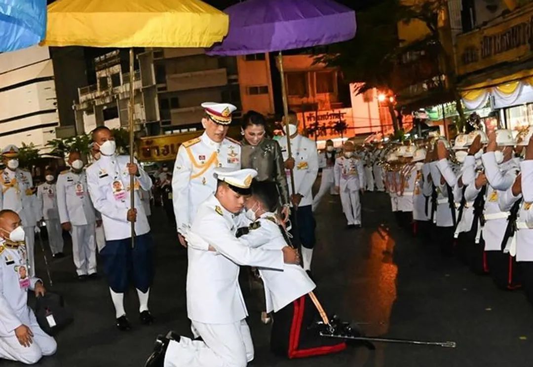 王室与育坤家族缔结第三段姻缘，泰王自己没做好，想让儿子来完成休闲区蓝鸢梦想 - Www.slyday.coM