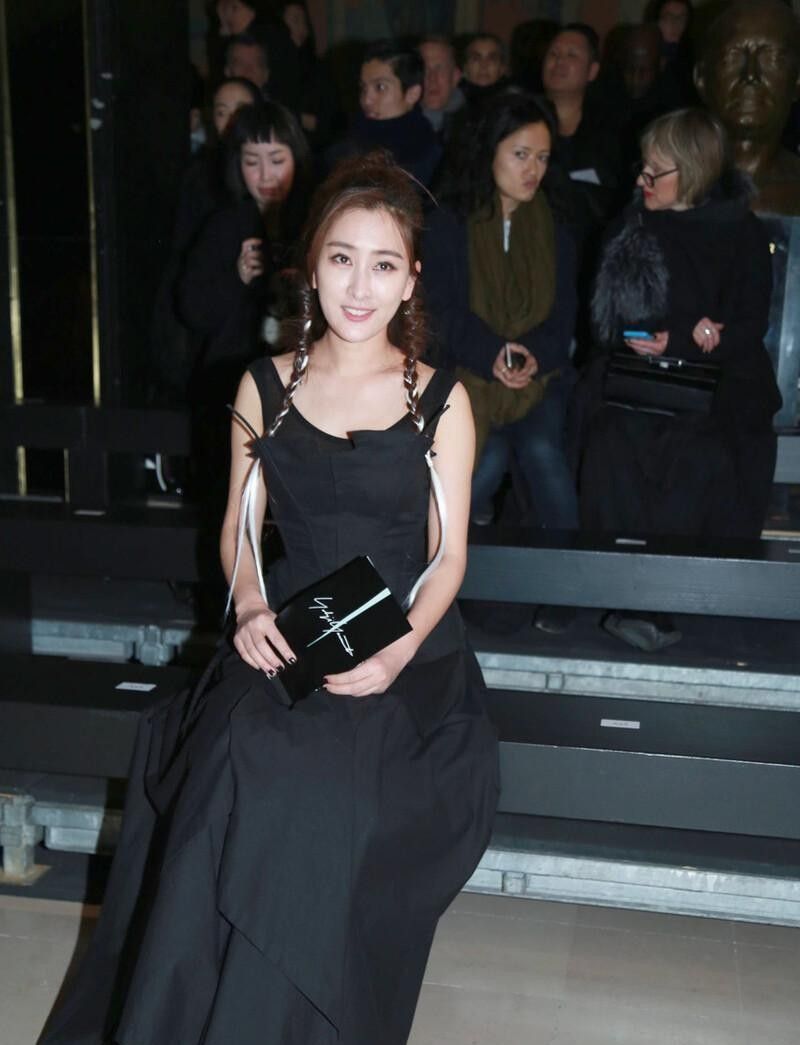 马苏身材真招摇身穿深紫色斜肩裙秀曲线窈窕身姿太惹眼