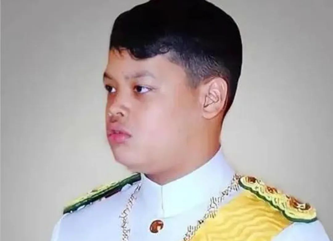 王室与育坤家族缔结第三段姻缘，泰王自己没做好，想让儿子来完成休闲区蓝鸢梦想 - Www.slyday.coM