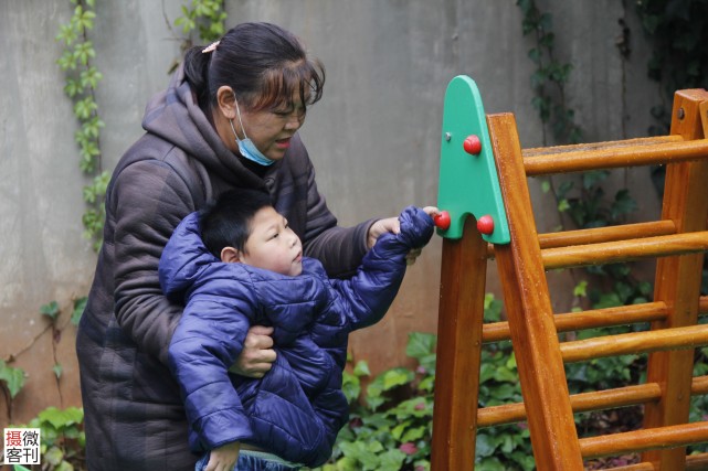 妈妈玩手机不慎将4个月的孩子摔到地上，没钱治病竟一走了之休闲区蓝鸢梦想 - Www.slyday.coM